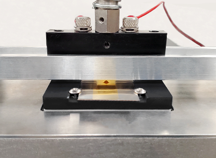 Aufbau eines Fretting-Verschleißtests für elektrische Steckverbinder mit dem Fretting-Tester FFT-M