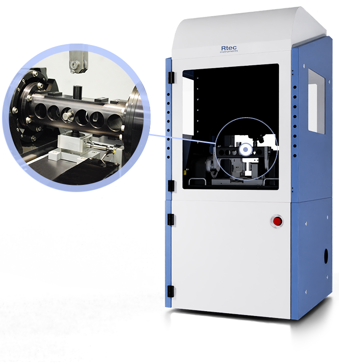Modulares MFT-5000-Tribometer mit Fretting-Testmodul in der Prüfkabine, ausgestattet mit Voice-Coil-Aktor und präzisen Piezo-Sensoren für Mikrobewegungs-Fretting-Verschleißtests.